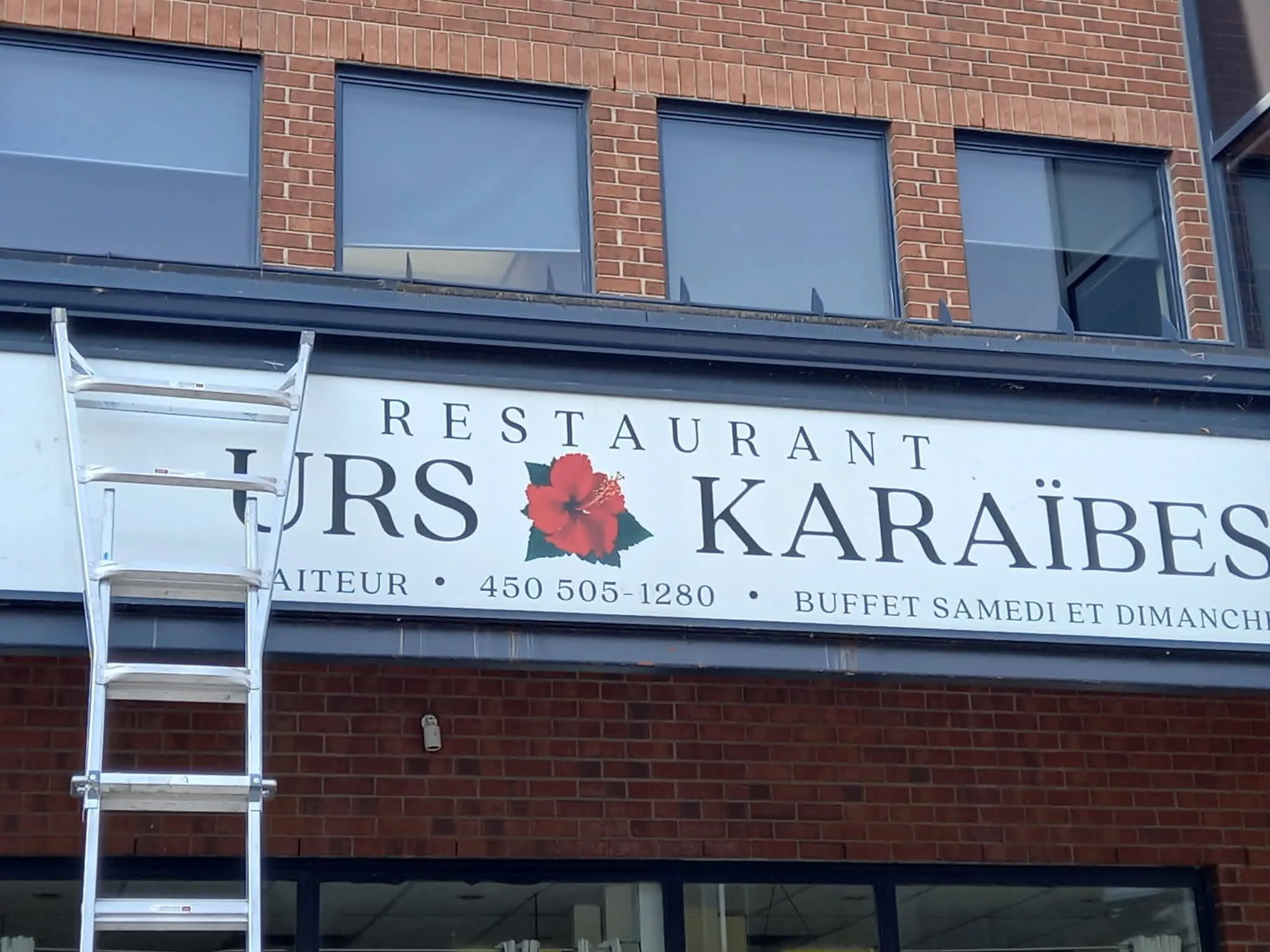 OQLF-compliant custom lightbox installation for Montreal retail business — Max Printing